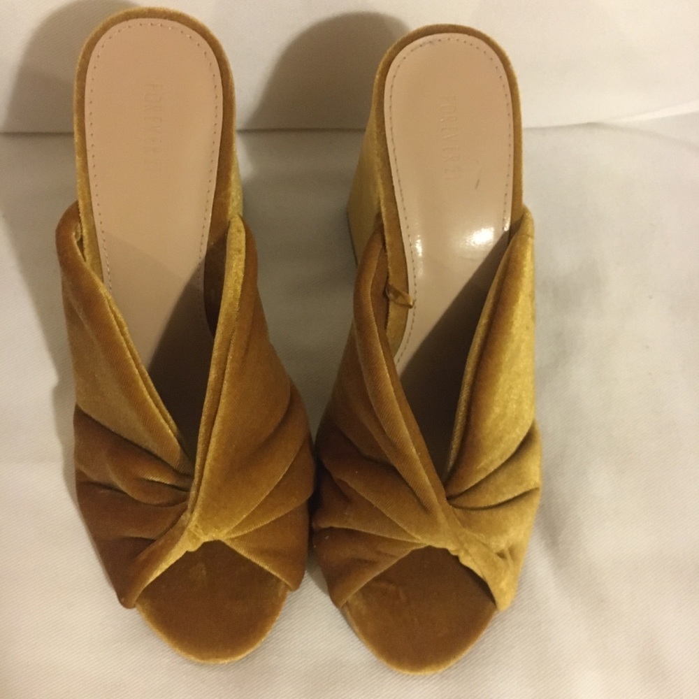Velvet heel slides